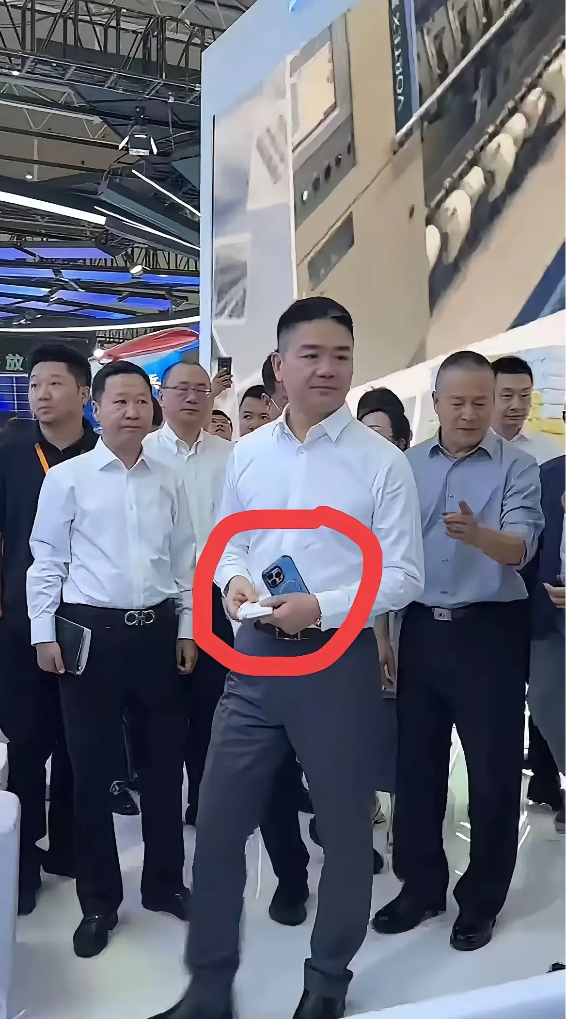 不知道刘强东用的是什么高端手机？