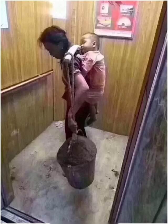 母亲背着熟睡的孩子, 肩上还挑着沉重的水泥, 你让母爱变得更伟大