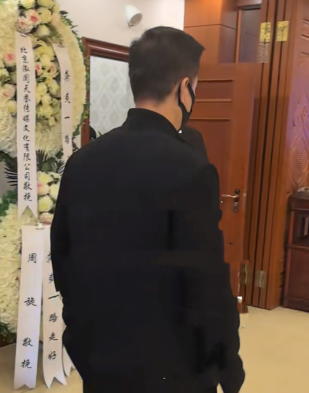 龚爽追悼会正式举行，恩师阎维文到场，戴黑色口罩，一脸的悲伤侧眼看花圈，心中的不