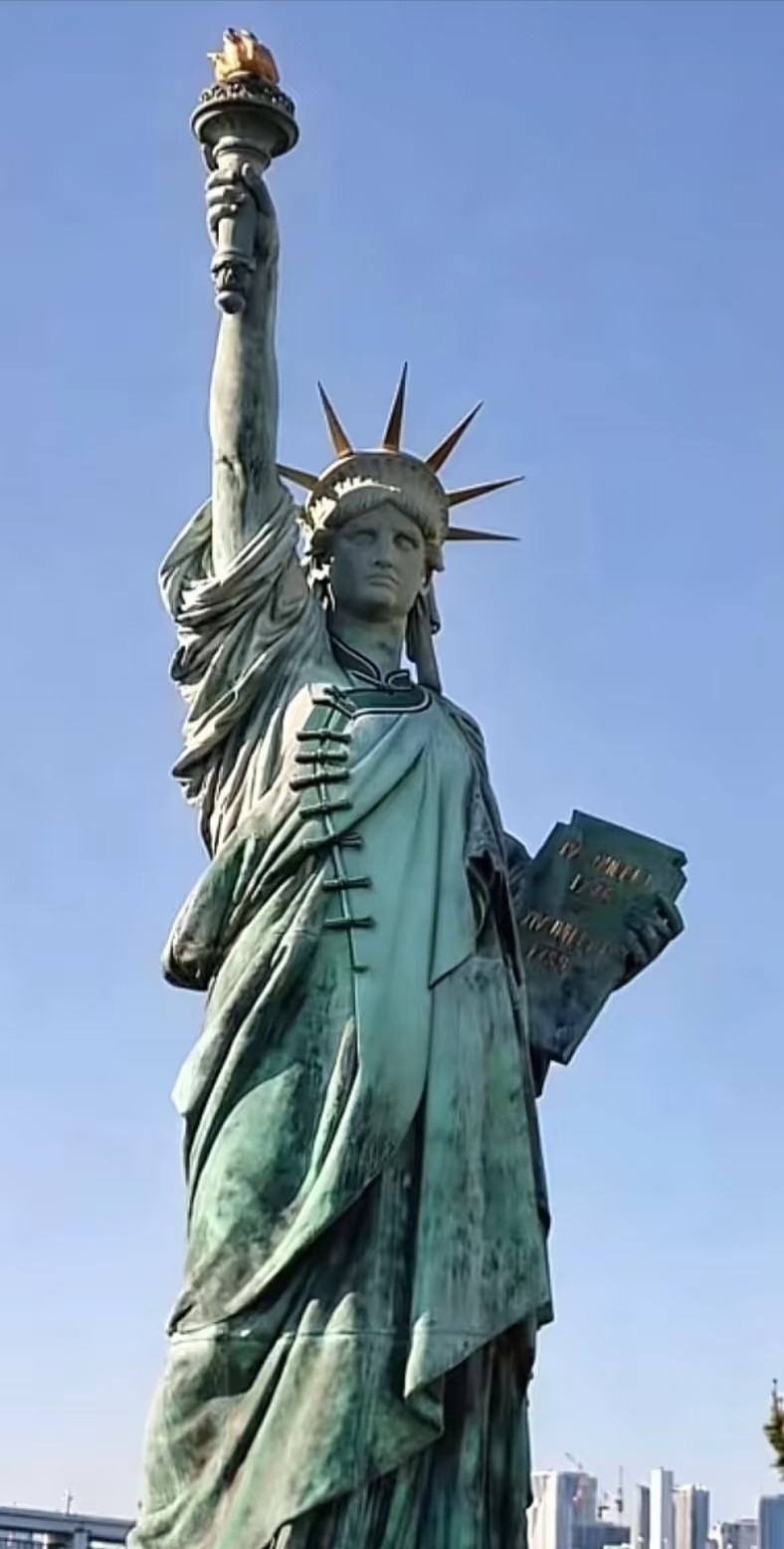 佩服网友想象力，通过AI换装来看，这种蜈蚣扣设计是真难看啊，就像一道伤疤一样。