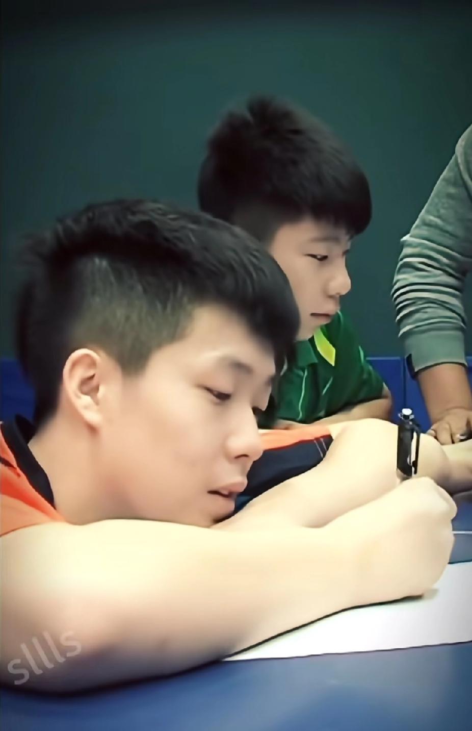 原来大头也有乖乖练字的一天！谁能想到球场上杀伐果断的王楚钦，还有这样软乎乎