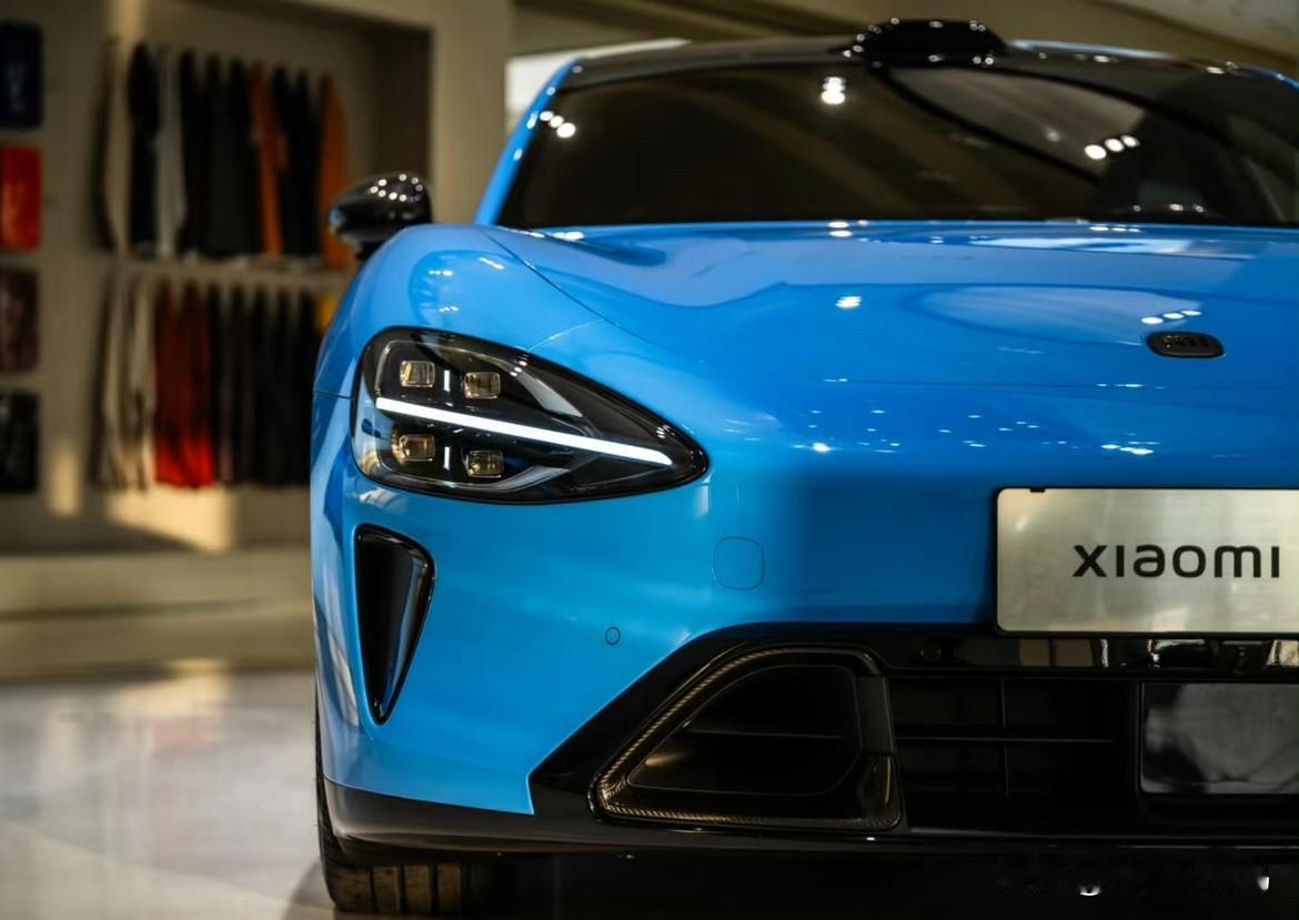 过去两年小米汽车确实是冰火两从天，销量已经霸榜，但是黑子在网上重拳出击已经能