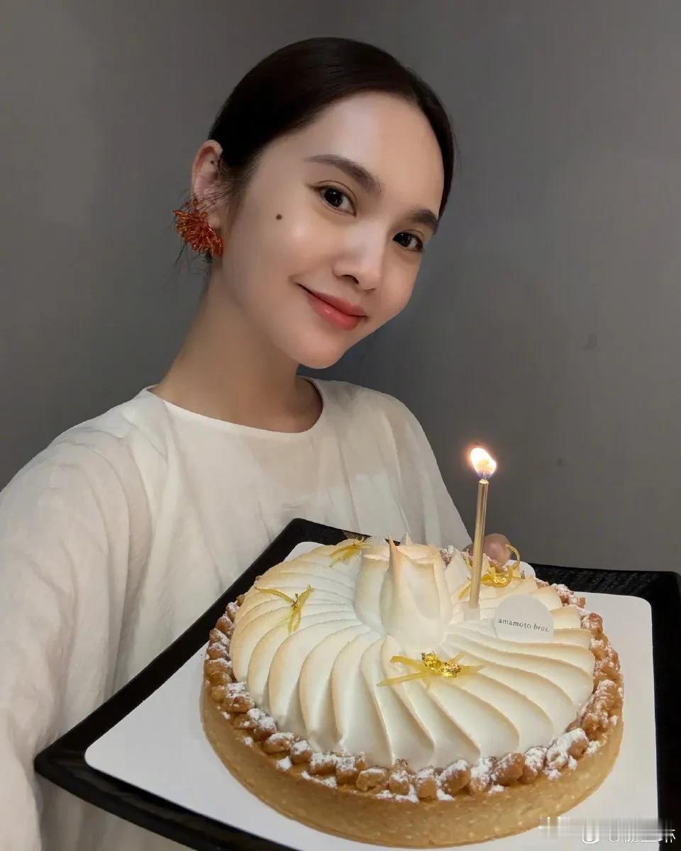 杨丞琳晒41岁生日照片，亲朋前后送6个蛋糕！真是穷在闹市无人问，富在深山有远亲啊