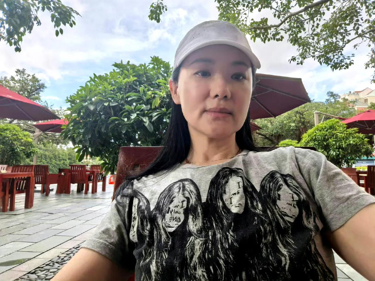 咏梅的素颜照来了，堪称岁月从不败美人的典范。咏梅我非常喜欢和敬重的一位实力派