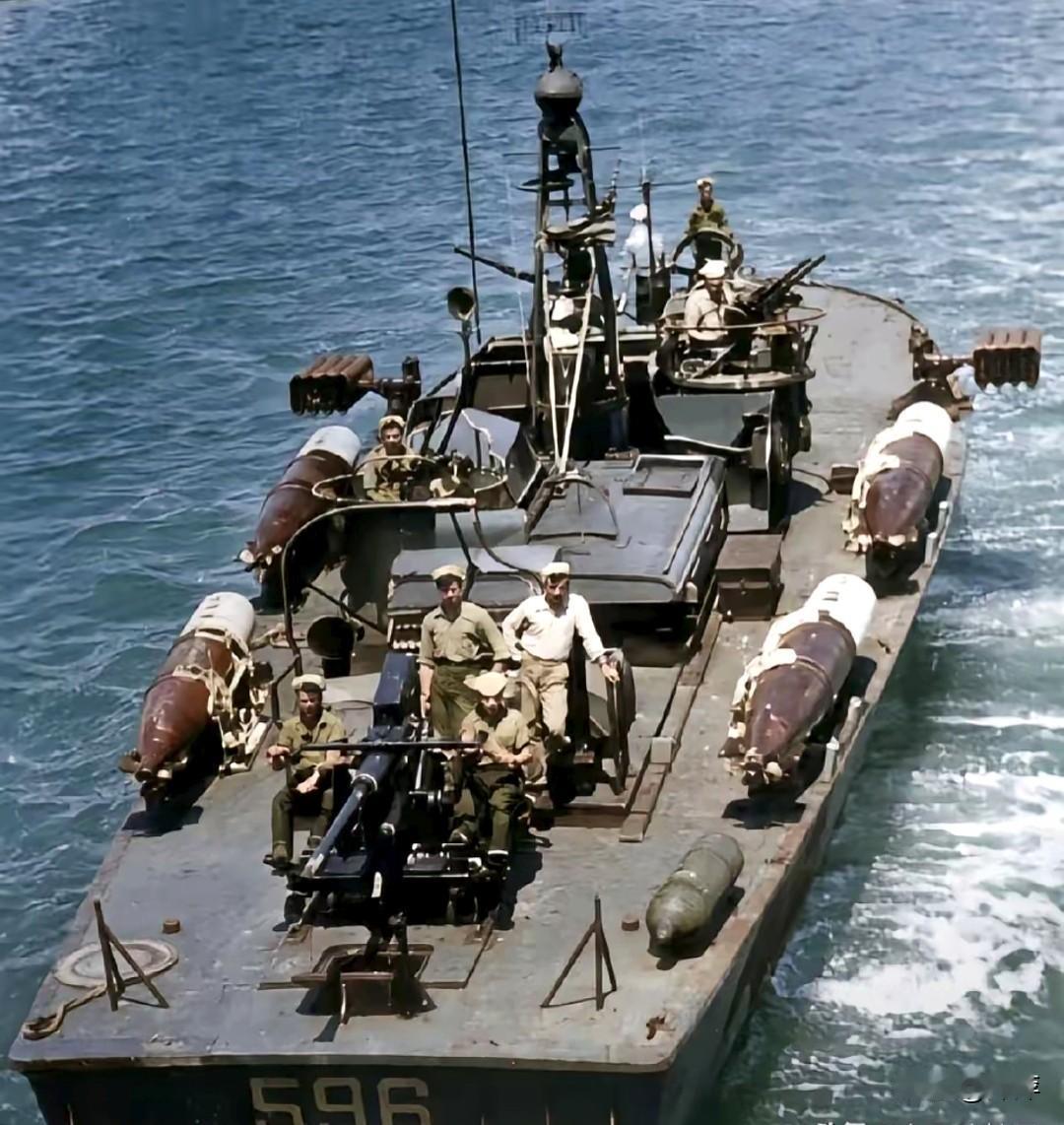 美军PT-596号鱼雷艇的航行画面。它属于埃尔科80英尺级后期型号，1945年5