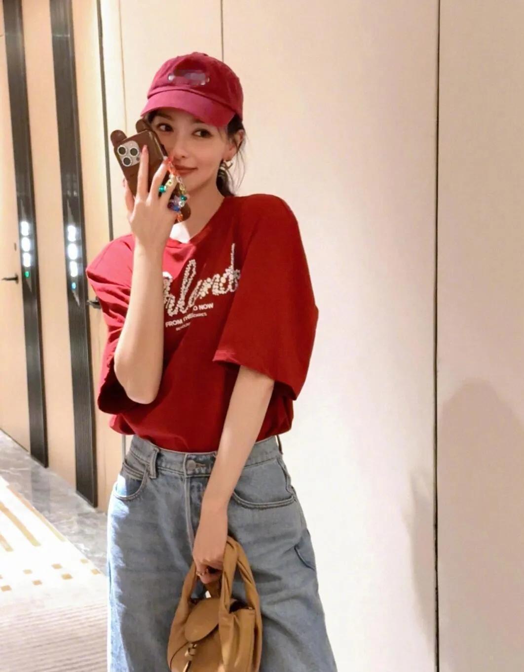 唐嫣当妈后状态也太绝了！✨谁懂啊！唐嫣这身穿搭真的嫩到犯规！复古红字母T