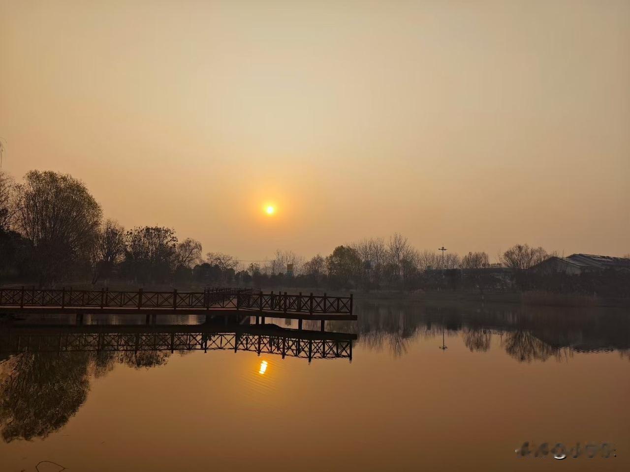 邻居的儿子今年56岁，在市物资局上班，媳妇也是好单位，只有一个女儿已成家，正是过