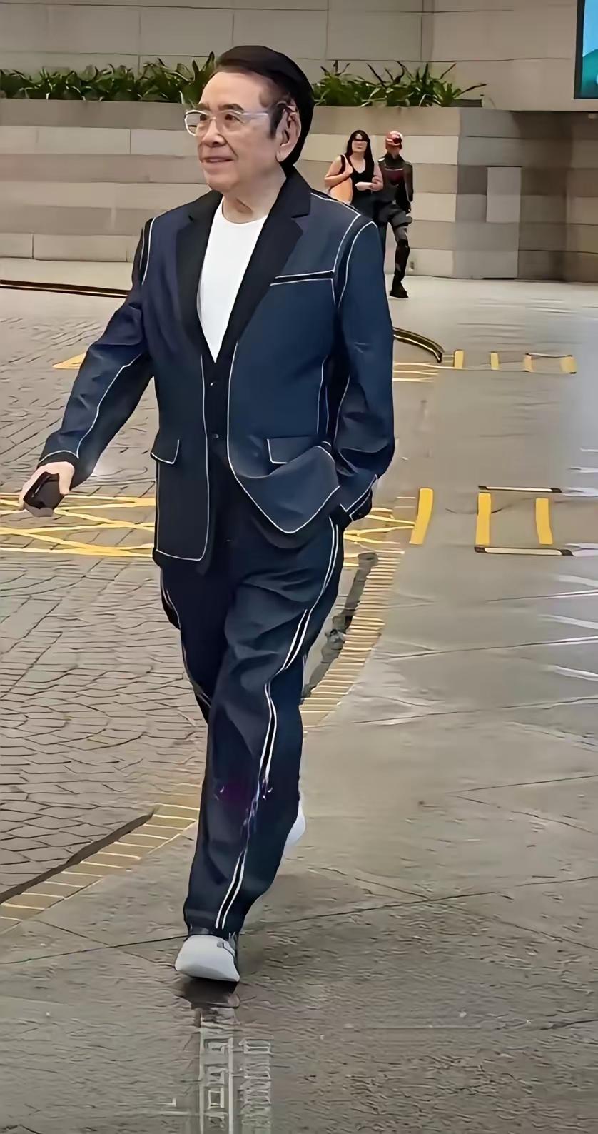 你敢相信他已经70多岁了吗？他的走路姿势很沉稳，一点也弯腰，驼背，身姿挺拔，走
