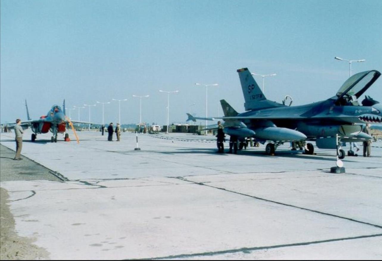 米格-29和F-16战斗机同框，估计以后不会有了，这是1990年的匈牙利凯奇凯梅