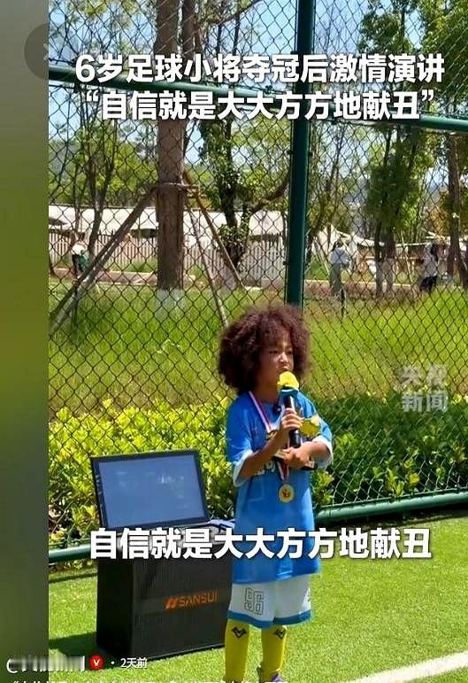 云南昆明，6岁男孩和理皓言，左手抱着奖杯，右手握住话筒。主持人刚递过话筒，台