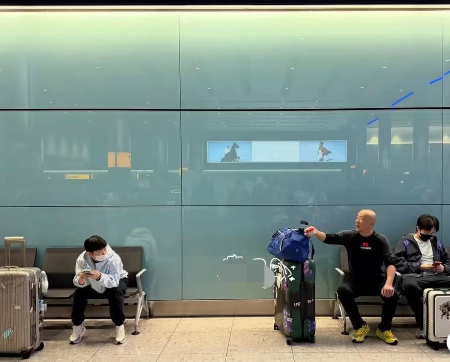 感动🥹国乒队员安全到达伦敦，当地球迷热烈欢迎中国队的到来！4月27日晚，国乒