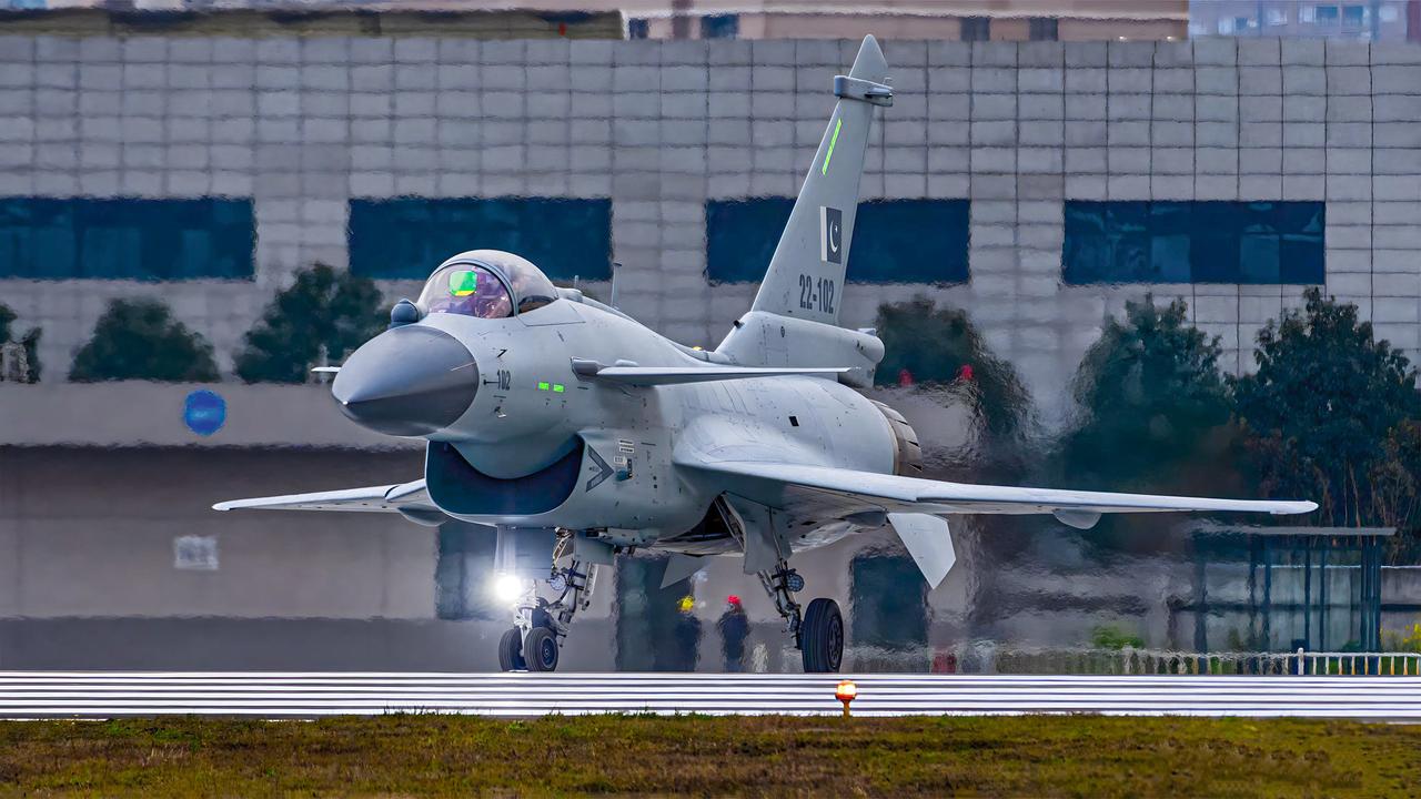 最新的消息，即将有2架F-16V战斗机从美国本土飞向中国台湾，采取中途加油的方式