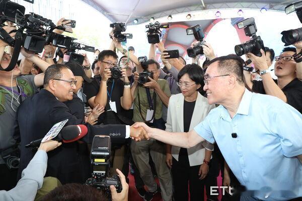 苏贞昌女儿苏巧慧“尊侯”想收割浅蓝中间选民选票？已引起侯友宜的反感新北市长侯友