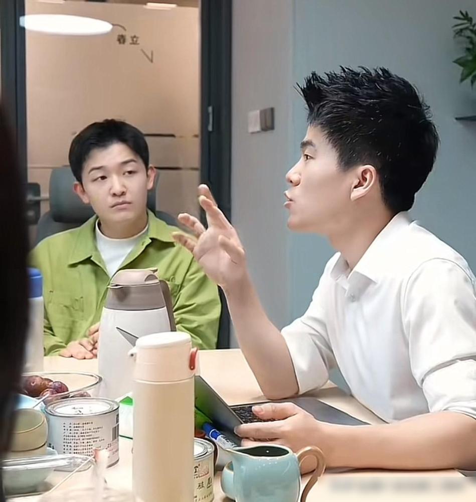 看见了没？！董宇辉开会和他平时直播时的状态截然不同！看他带着汉森复盘时那个严