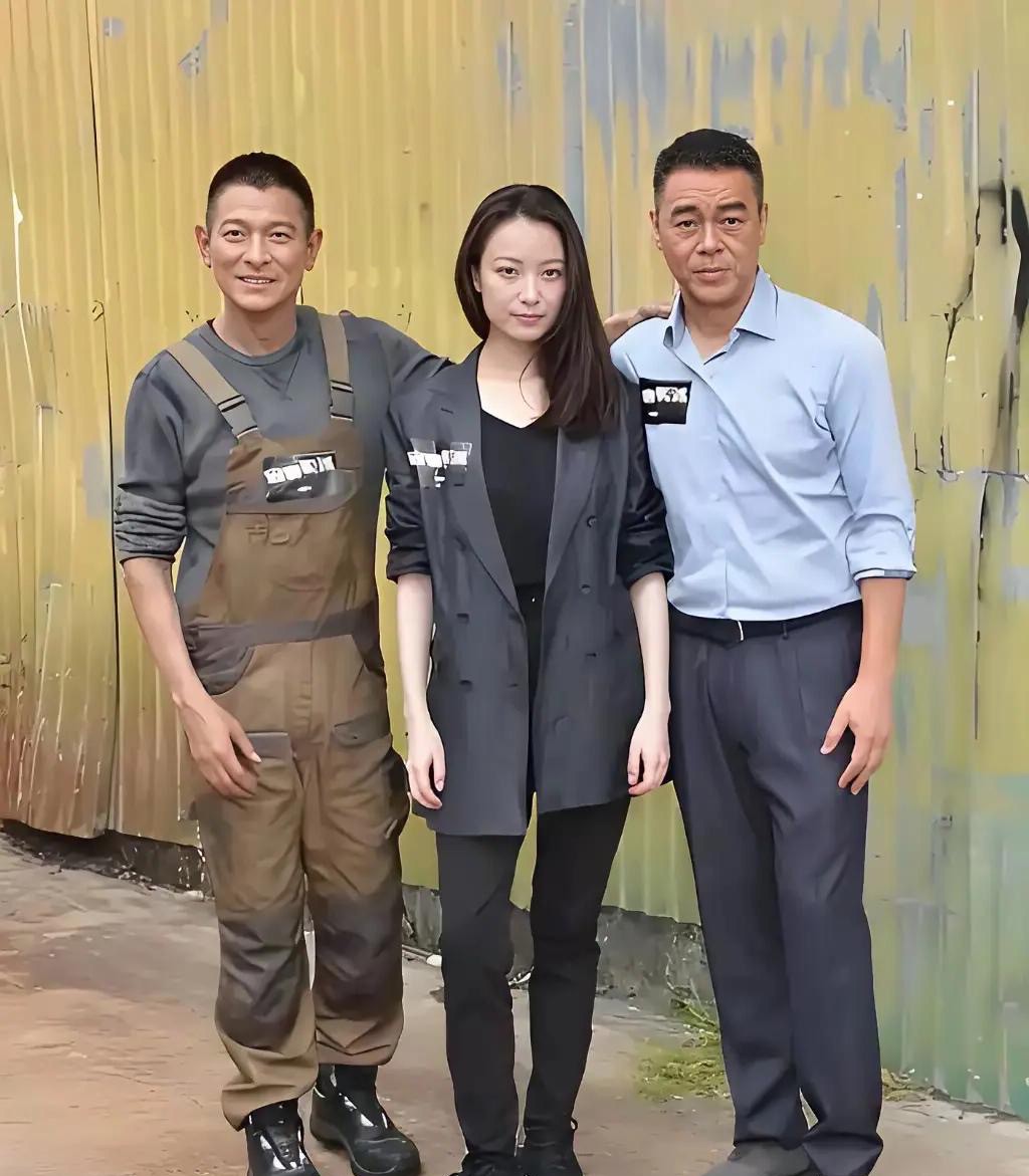 能站在两位两位影帝中间，看来这位美女的身份也不简单