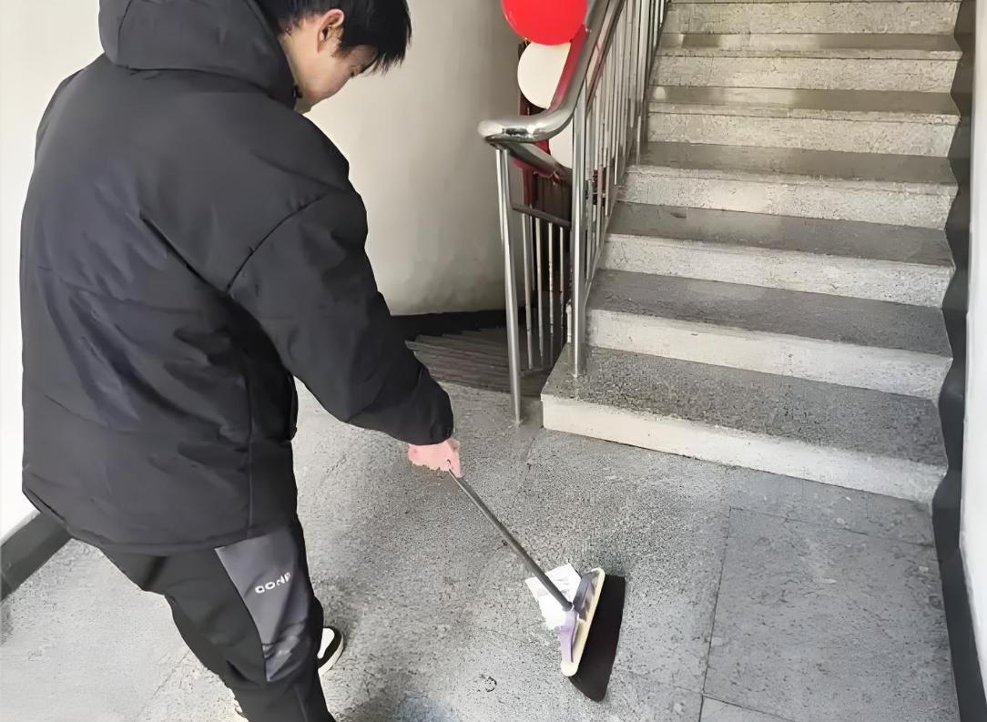 昨天早上下楼，看见小区的保洁员正在清扫一层楼道。一小时后，当我购物回家时，发现除