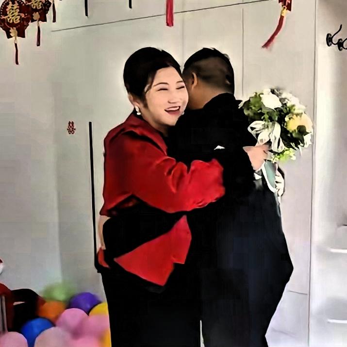 真是太惊讶了，刚刷到一位92年的女子竟然喜当婆婆了！刷到