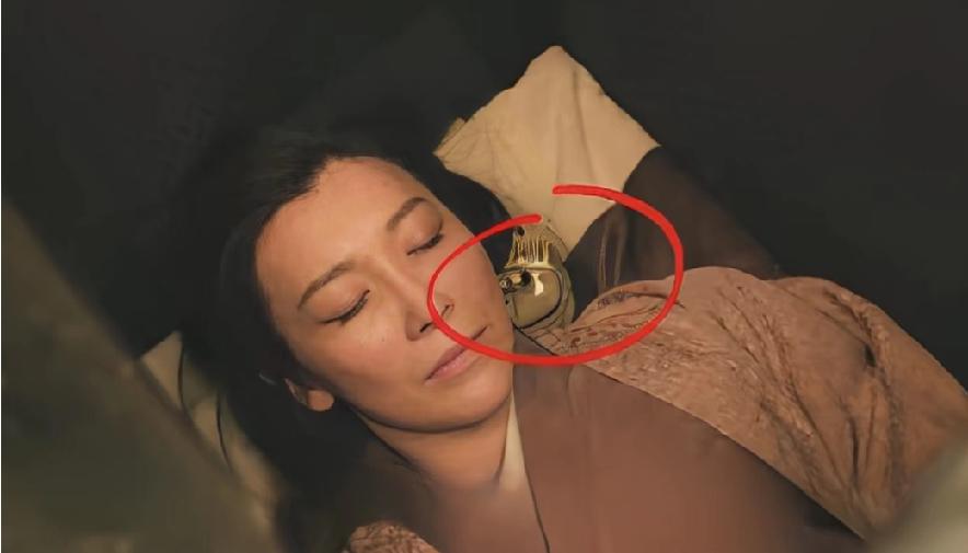 看《知否》康姨妈下线那段，开棺时她脑袋旁边那个神秘物体，最近刷到好多网友在猜到底