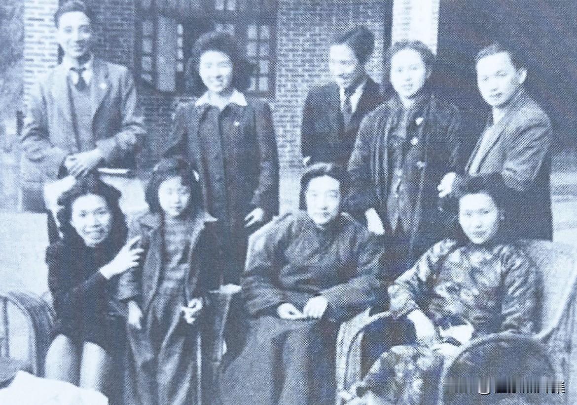 1944年，徐悲鸿（右二）、廖静文（右一）与黄苗子（后排右一）、郁风（左一）等友