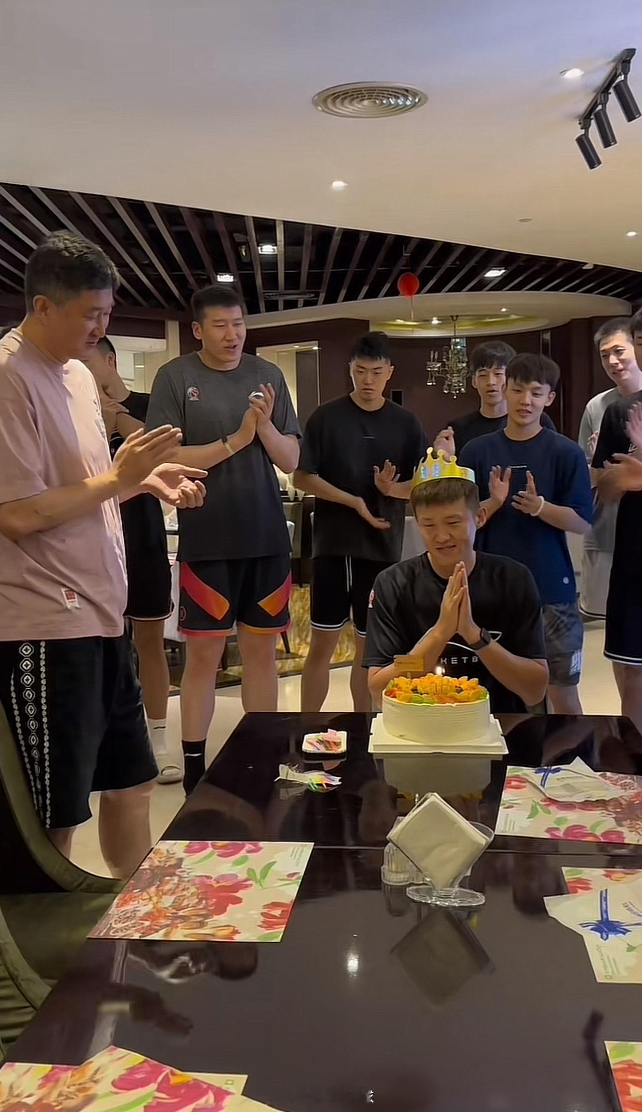 周鹏过生日我们看到了李炎哲，以为是老队长周鹏，应该除了杜锋没人敢摸，没想到最后还
