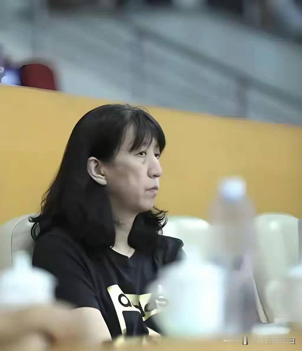 男排2连败：赖亚文对球员“摸底”如下温子华：有点失望，不如早换。季道