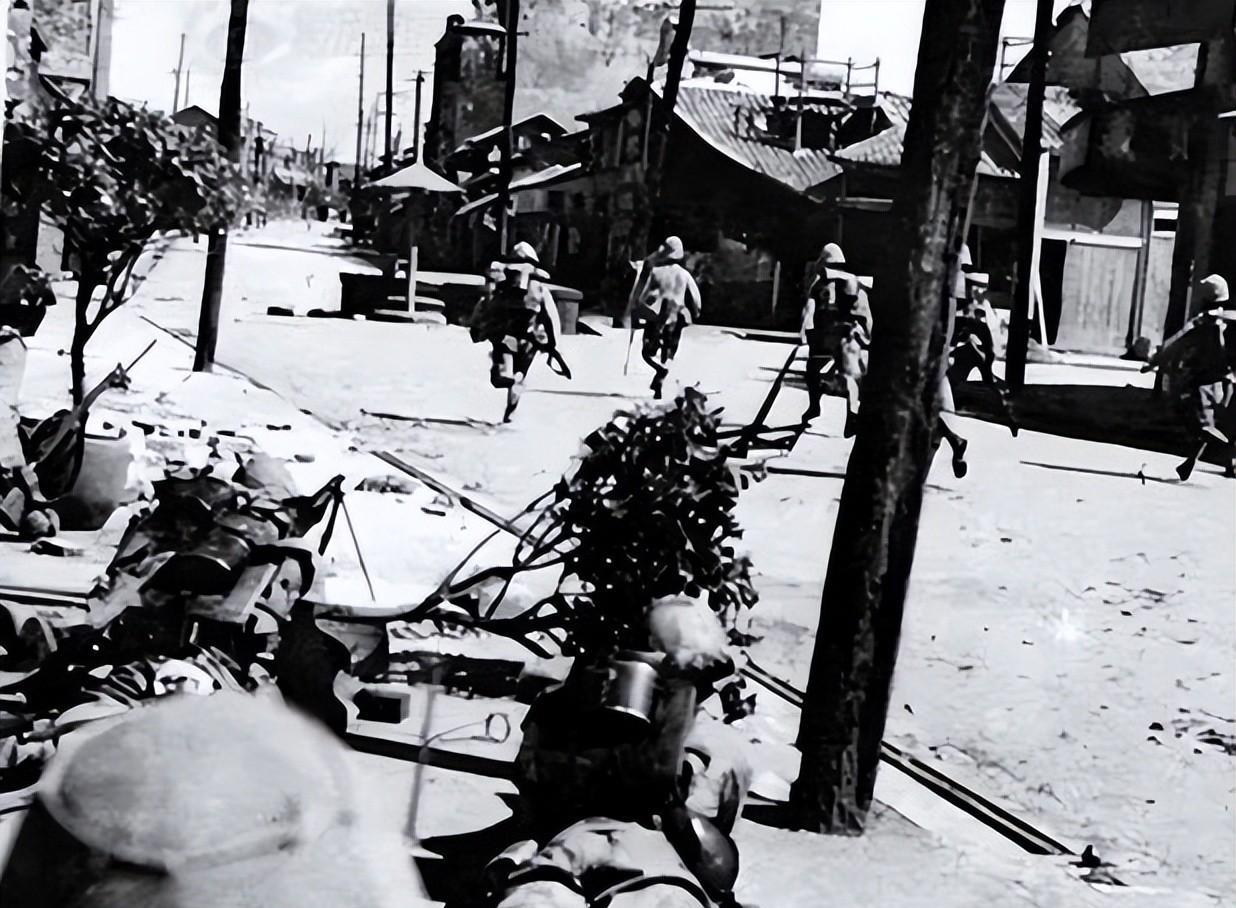1942年初，蒋介石派人视察长沙会战的阵地，看见满山满谷都是日军尸体后，一个高参