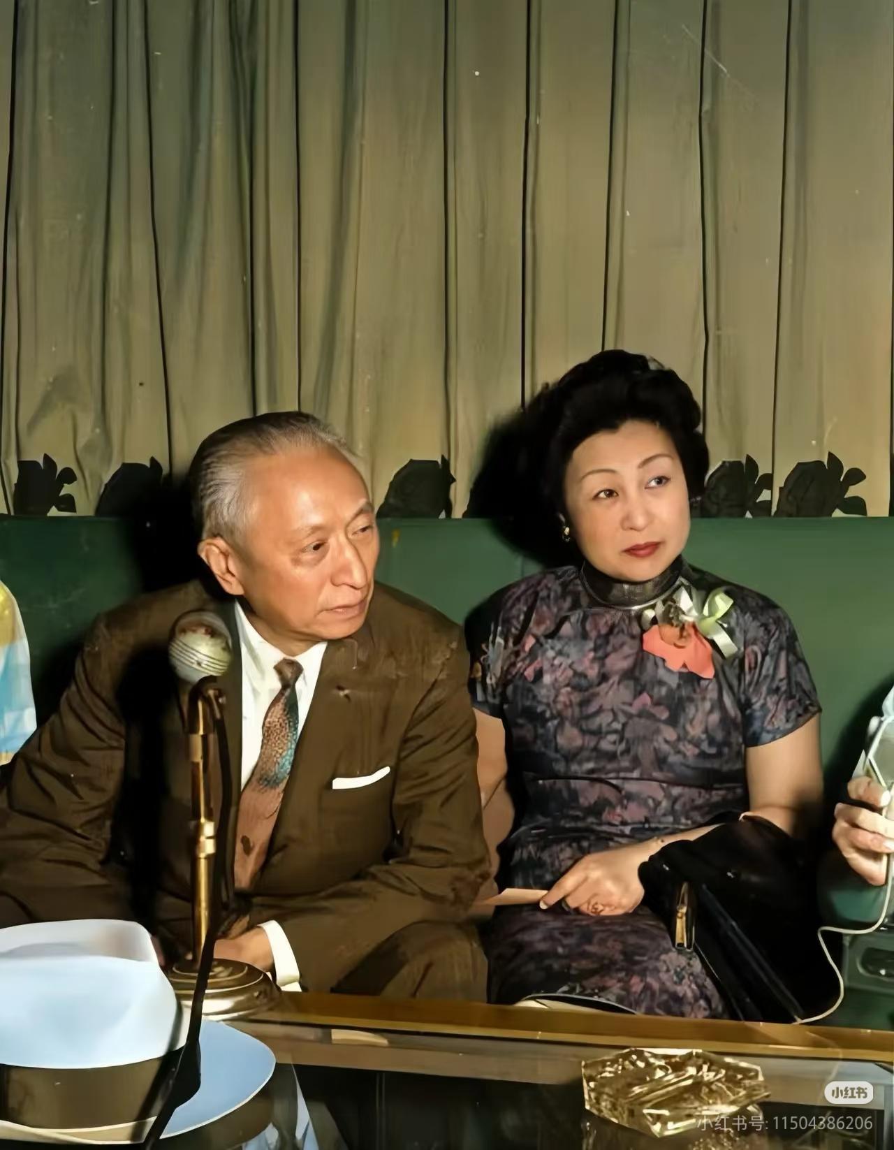 1961年台北，73岁的顾维钧与第四任妻子严幼韵出席公开活动，沙发前摆放老式麦克