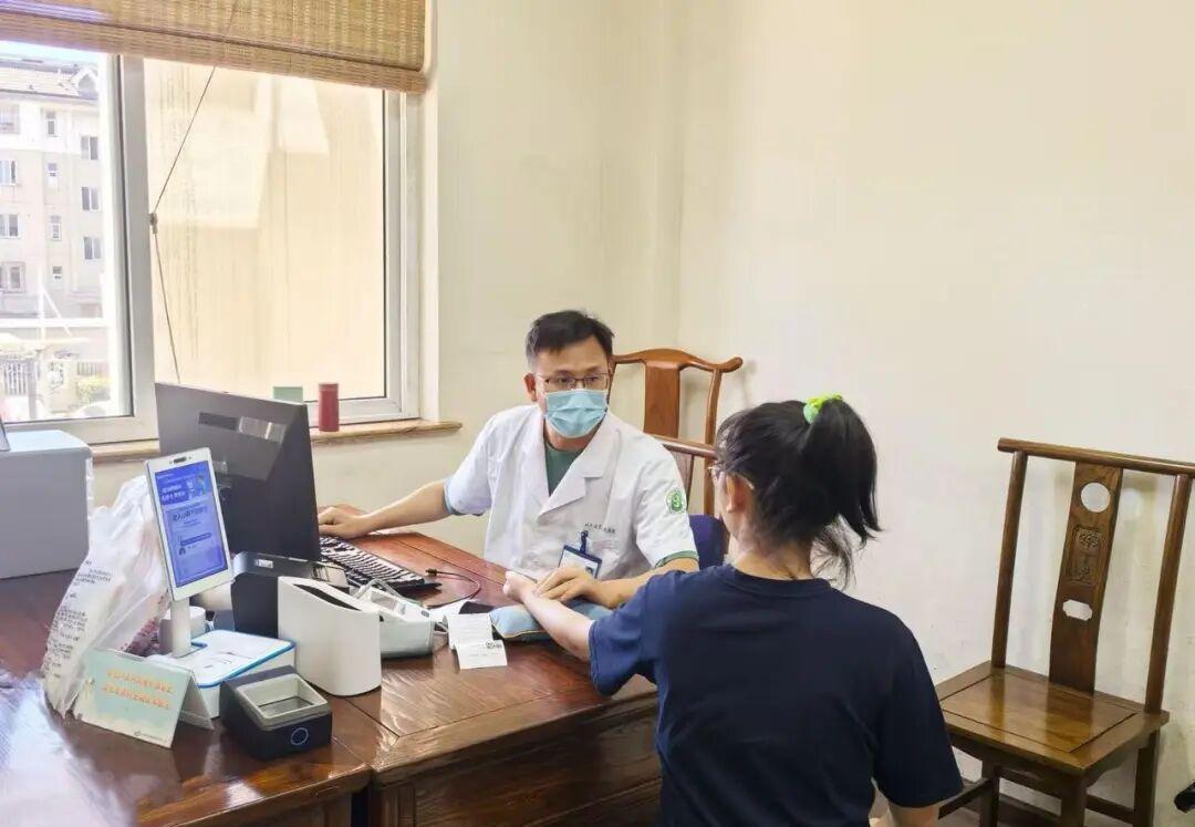 “这也太奇怪了！”浙江宁波，女子接到孩子老师打来的电话，说孩子发烧38度，可等她