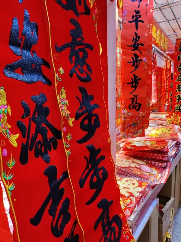 董宇辉直播卖春联的事儿，确实在网上闹得挺大，主要焦点是大家觉得他这个“知识型主播