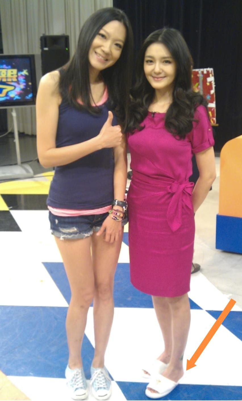 不得不说，自信的女人真的会发光，想当年，大S在舞台上是何等耀眼迷人。哪怕她穿着精