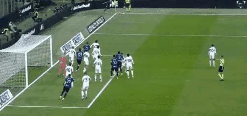 刚当选国米11月份意甲最佳，迪马尔科就又在国米主场4-0大胜科莫的比赛里贡献2次