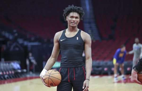 阿门成长为联盟真正的精英防守人NBA官方公布新赛季总经理调查中，火箭球员阿门