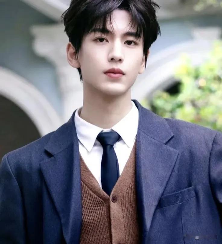 张凌赫短短几年就可以走到现在这个位置，不可否认他确实很幸运，但机会是留给有准备的