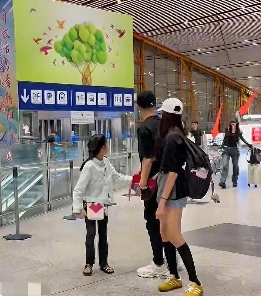 给汪峰做家人不容易，难怪媳妇一个个都出去了。汪峰看的那女的是谁？是森林北，还是大