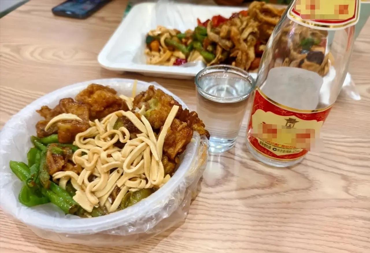 看到网友戒酒后血压升高不好控制只能说轻易不要随意改变生活习惯酒本身就是扩张