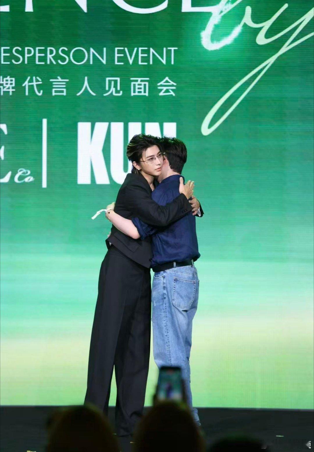 蔡徐坤安慰主持人蔡徐坤安慰主持人的自然体贴，骨子里的温柔在发光，既化解尴尬又给足
