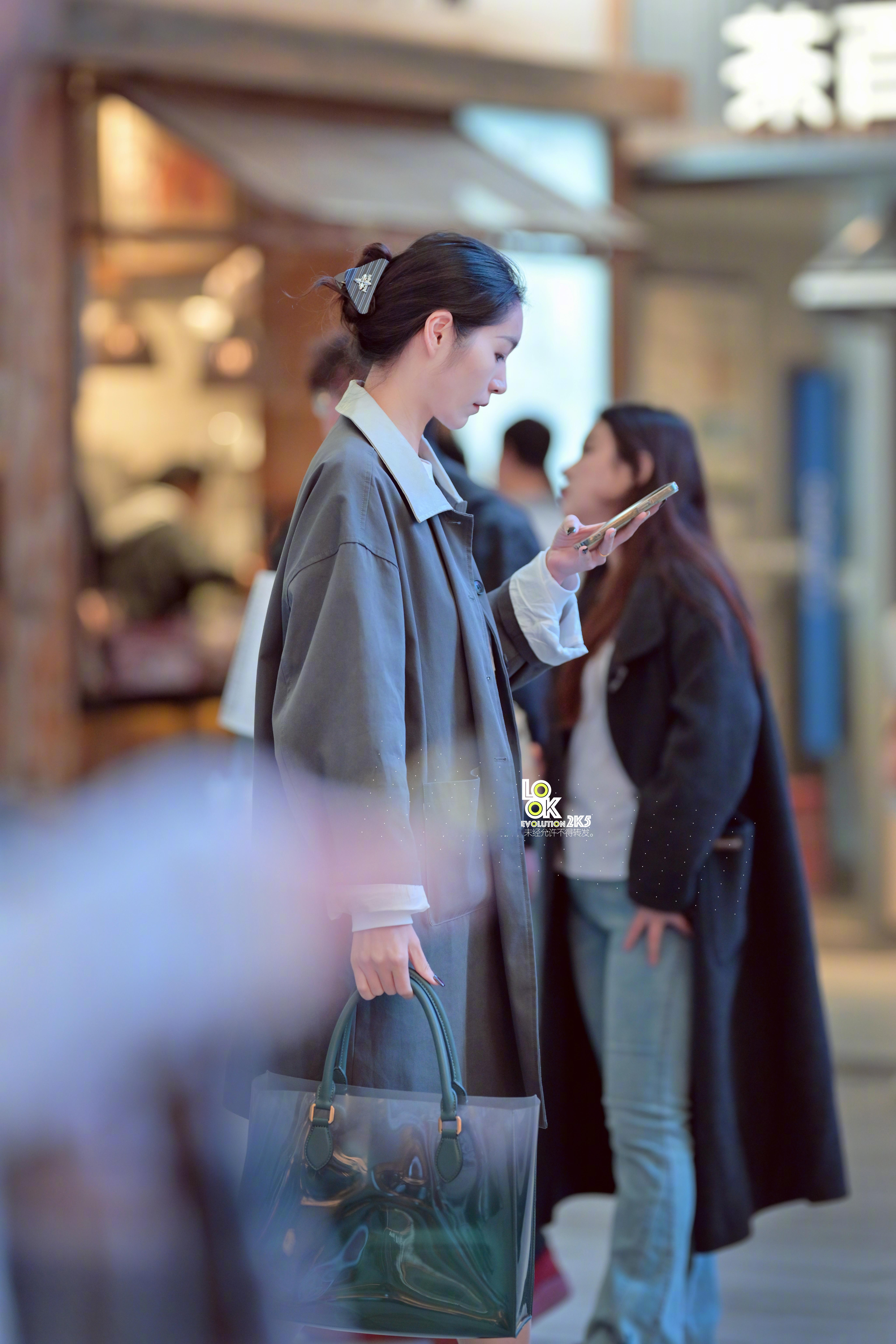 有故事感的一张街拍