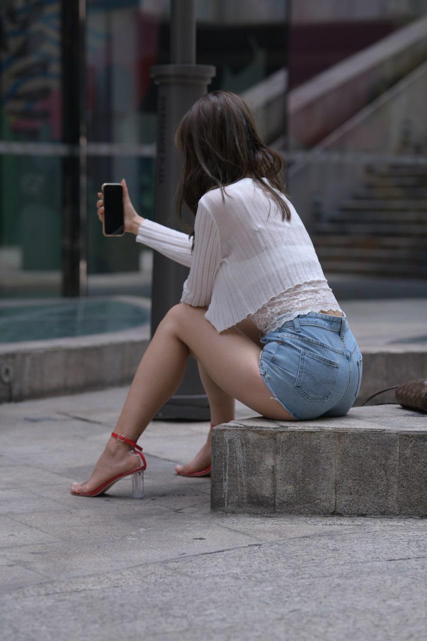 都市街拍，时尚穿搭，手机自拍，轻松惬意。