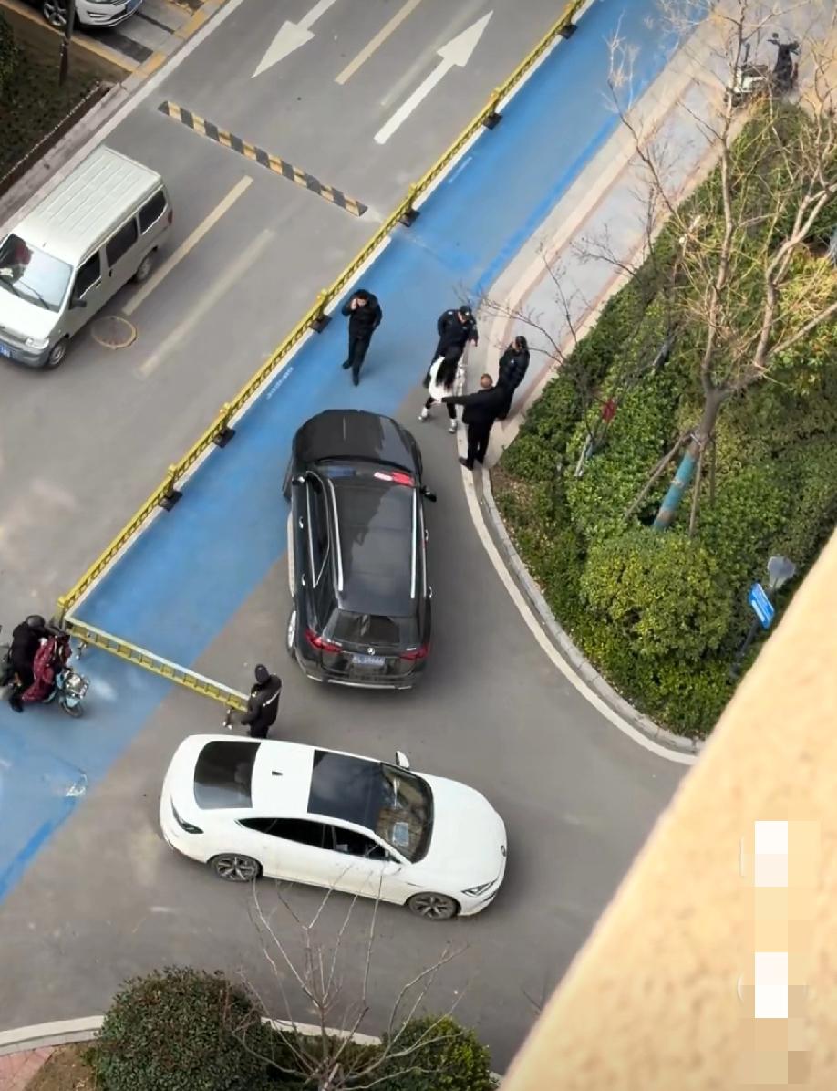 小区里面乱停车，被物业在挡风玻璃粘上了警示贴。这下夫妻俩不愿意了，找来物业人员咔