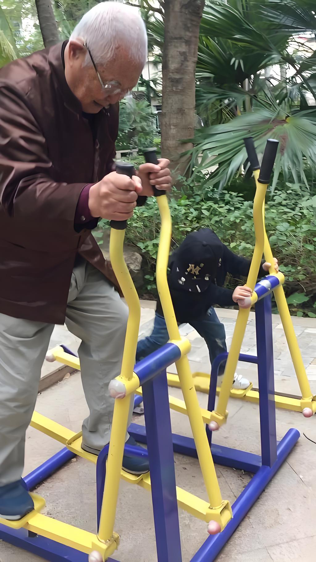 慢阻肺患者的早晨护理对维持呼吸功能、减少急性发作风险至关重要。下面是早晨起来建议