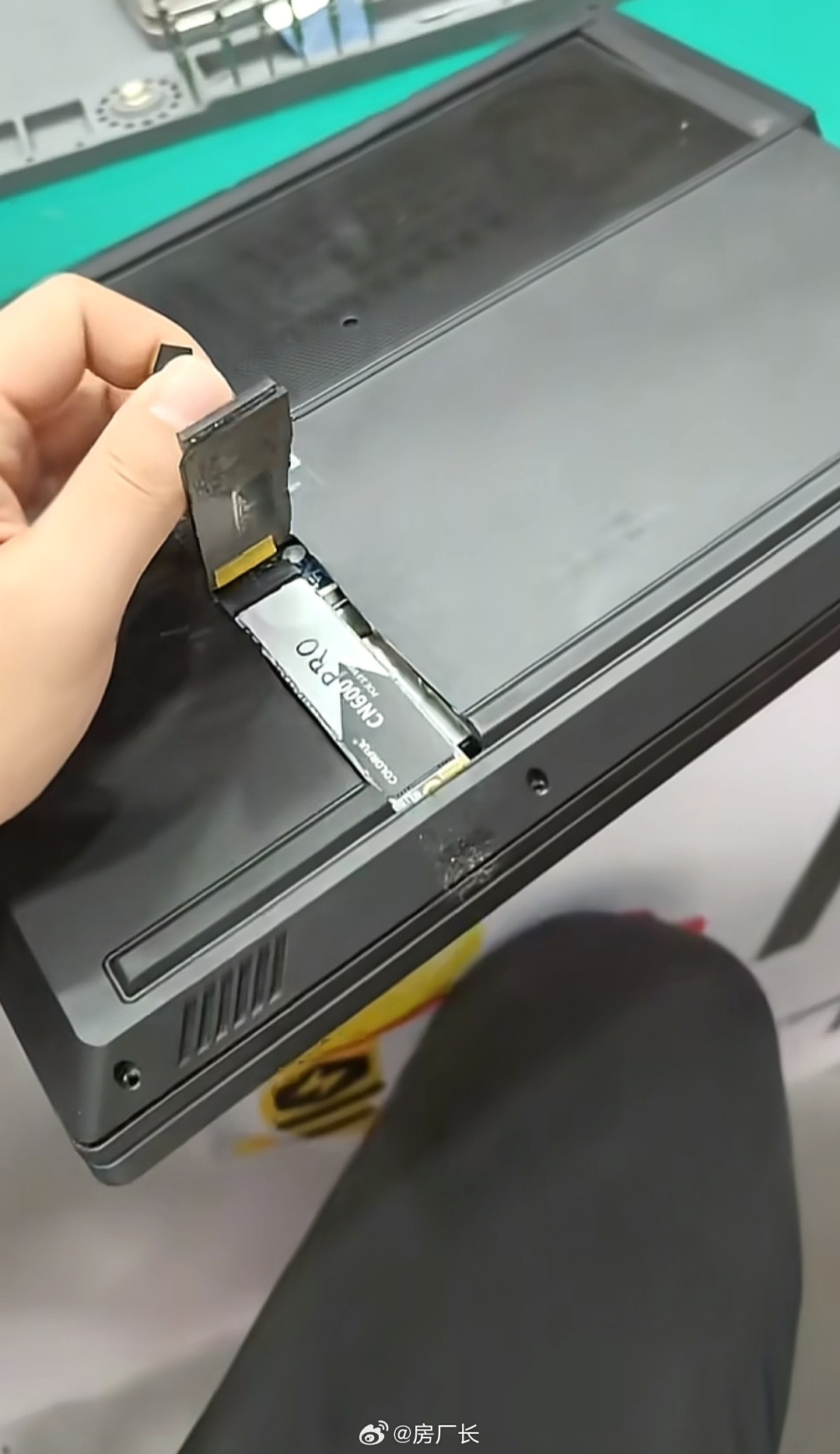 小伙在笔记本电脑背面开了个孔，安装和拆卸固态硬盘更方便了