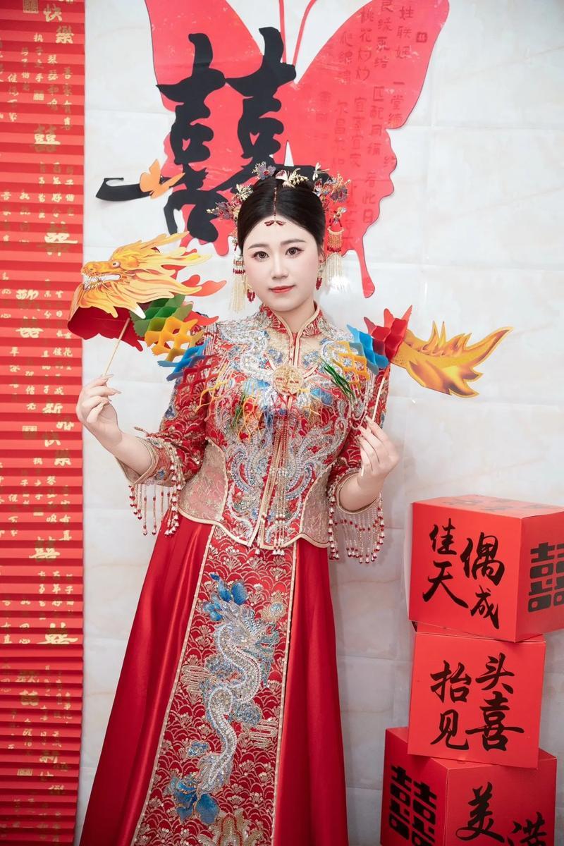 2025年4月，杭州新娘陈女士耗时一年设计的原创婚礼布景，竟被短剧《我在回忆里万