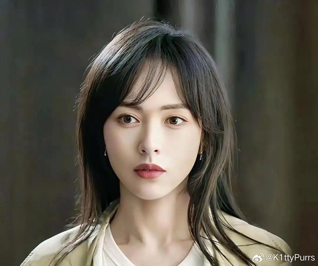 制片方给唐嫣下了死命令：要么露出细纹不磨皮，要么直接走人。没骗你，导演要的就是《