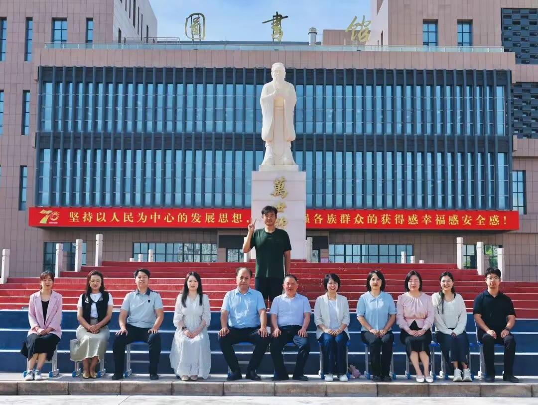 老师上课全靠一名退伍兵撑场，城喀什大学“单人班级”火了！说起来