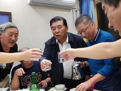 寿命和喝酒到底啥关系？100个天天端酒杯的老人里，能活到80岁的有多少？这得好好