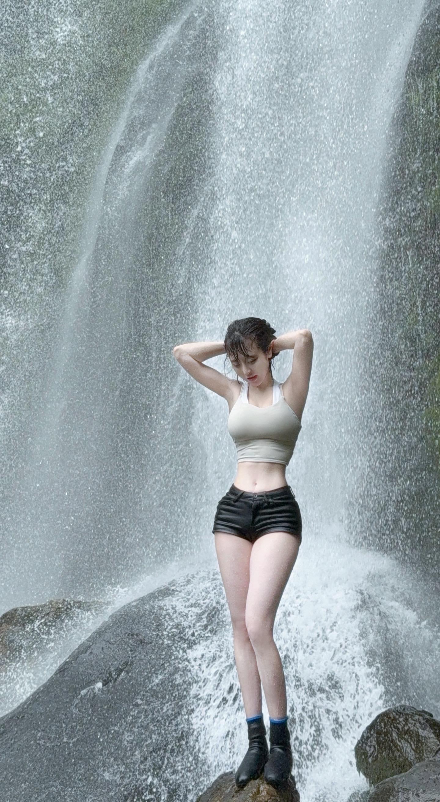 永远臣服于瀑布下的自由感。瀑布自由