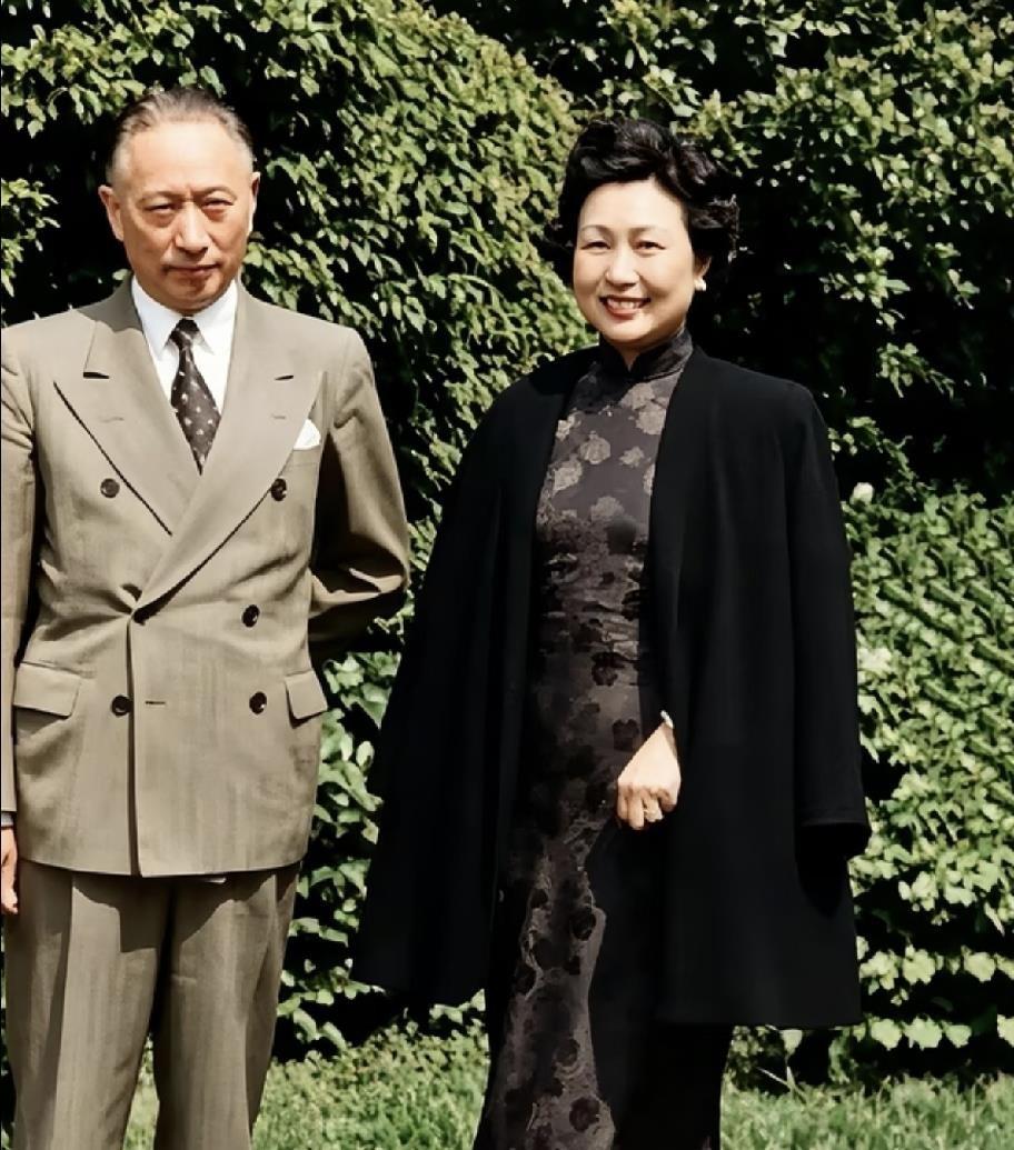 她等顾维钧离婚，等了快二十年。1956年，顾维钧卸任驻美大使，终于办妥离婚手续