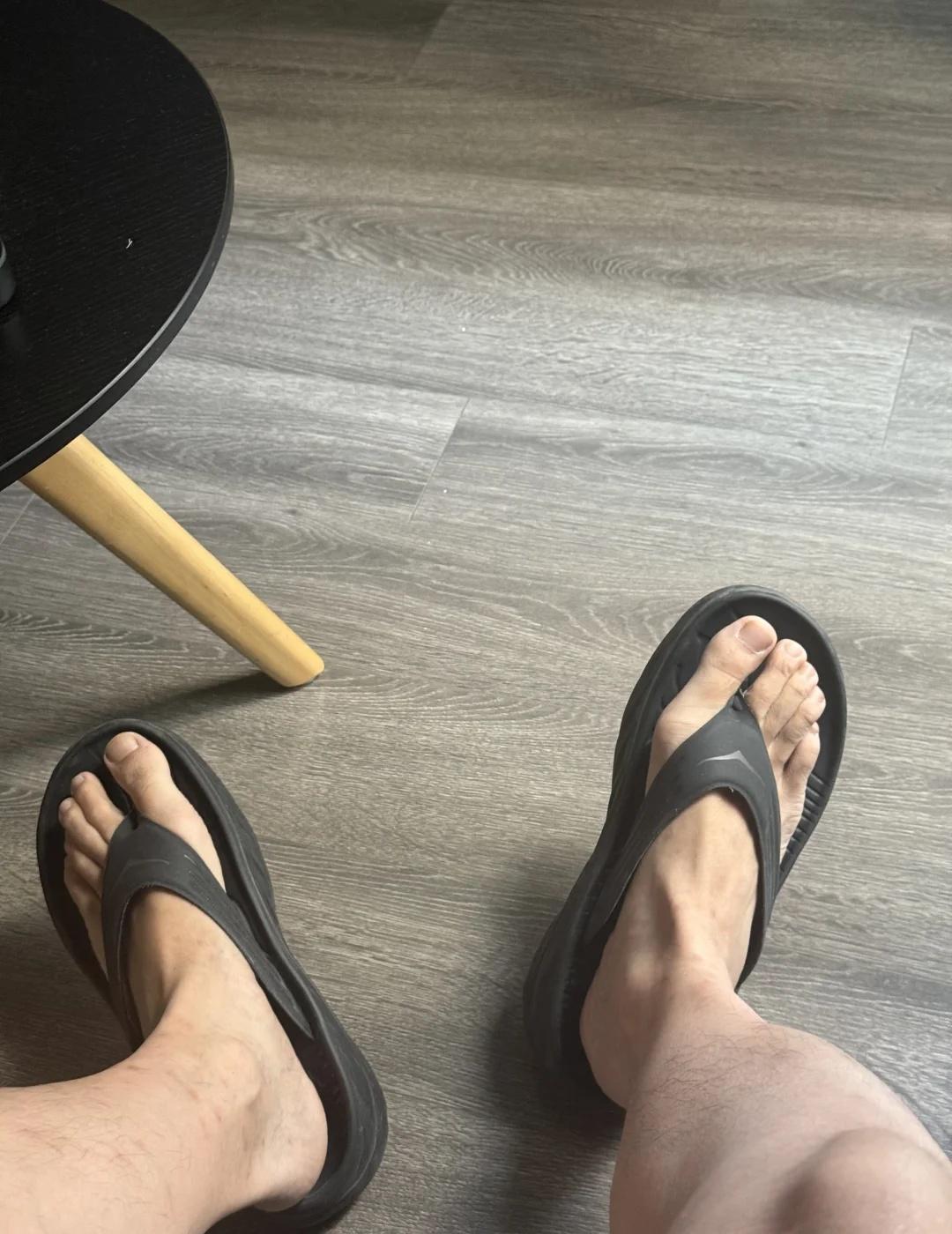 周末穿这双黑色人字拖外面天气是真热人字拖大脚光脚粗腿光脚自由主义
