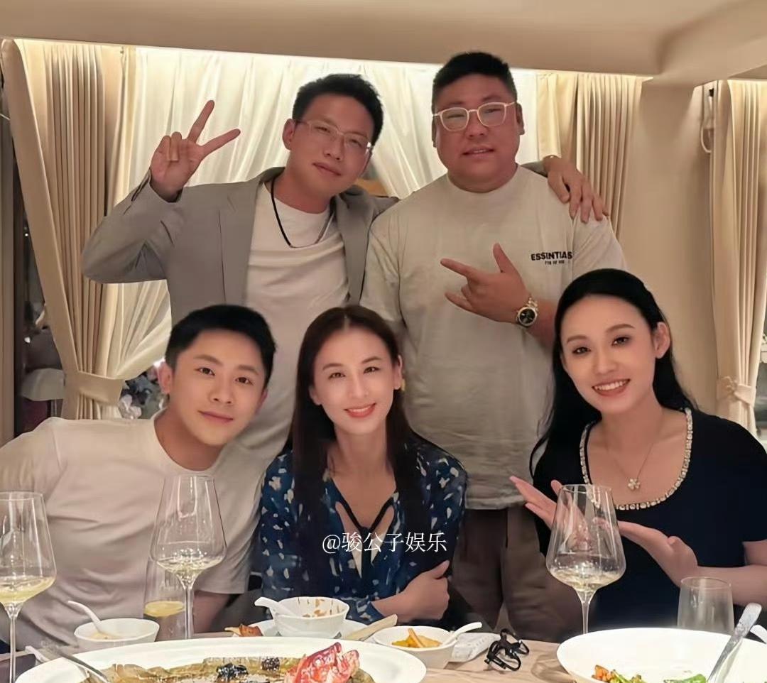 近日，42岁的黄圣依在上海与友人共进晚餐，镜头下的她，肌肤白里透红有光泽，脸庞小