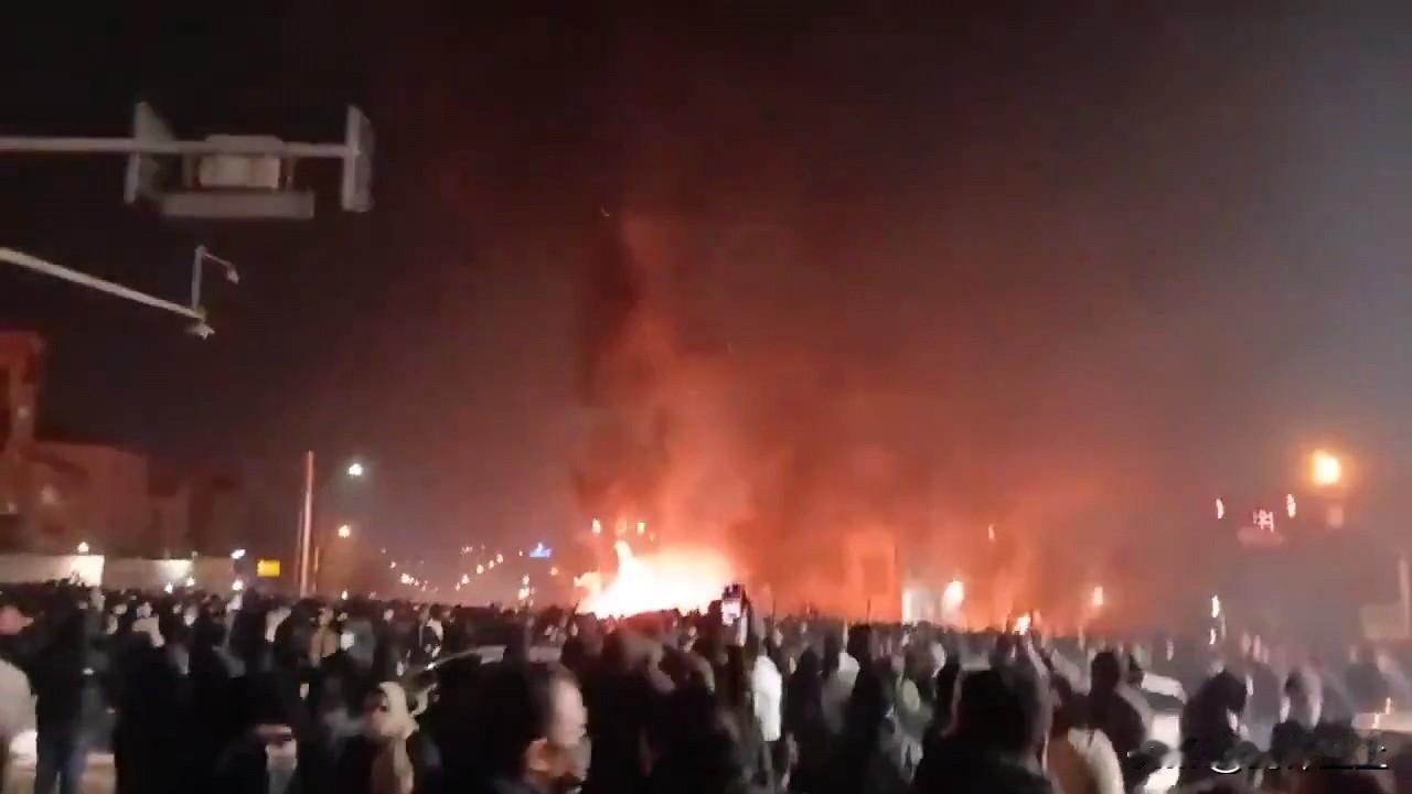 伊朗这波真的危险了国内骚乱持续升级，各大城市街头燃起大火，德黑兰发生多起枪击事